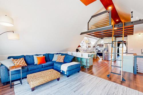 Beaver Shores House | The Blue Beaver Cottage