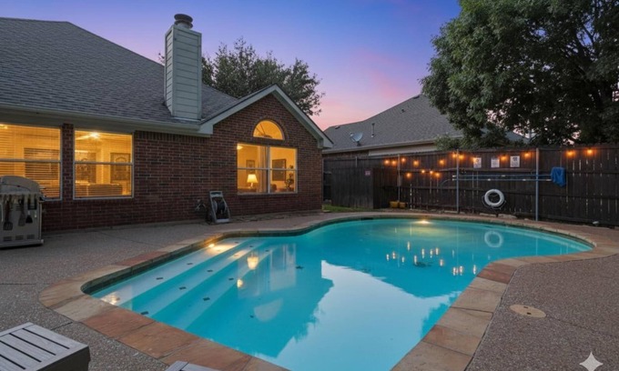 Corinth House | The Blue Holly - Bright & Spacious with a Pool