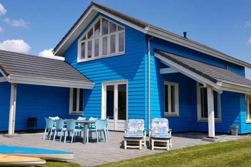 Zeewolde Villa | The Blue House - Luxurious Waterfront Villa Zeewolde
