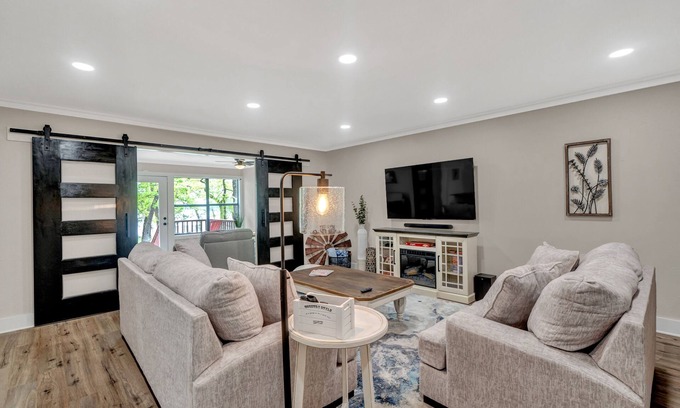 Flint House | The Blue Nest is a lakefront property with dock and access to Lake Palestine.