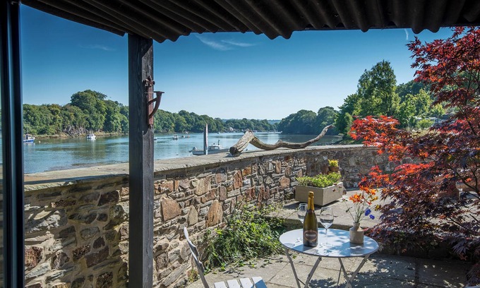 St Dogmaels Cottage | The Boathouse, Holiday Cottage St Dogmaels, Sleeps 2, 1 bedrooms, bathrooms