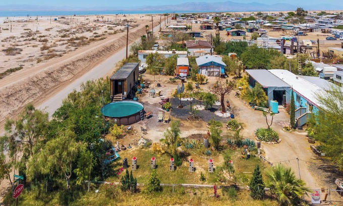 Bombay Beach House | The Bombay Beach Institute: Surreal 3BR Art House by the Salton Sea, WiFi & A/C