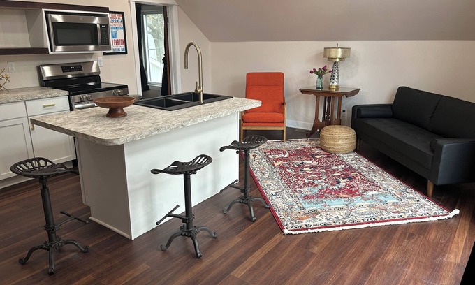 Nebraska City House | The Bootlegger’s Roost: Historic 1887 Carriage House Retreat