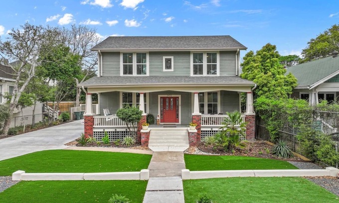 Galveston House | The Borden House-Close to Beach & Pleasure Pier!Pets/FirePit/BBQGrill/Foosball