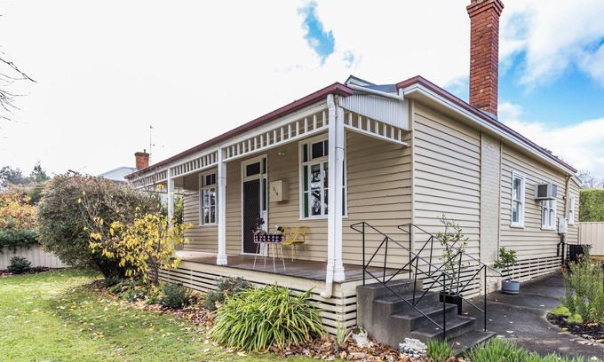 Castlemaine House | The Botanist's Retreat-Large 3 b/rm. Central Castlemaine.Near The Mill & Gardens