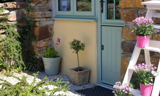 St. Florence Cottage | The Bothy nr Tenby: HotTub, 84"Projector, 4PosterBed