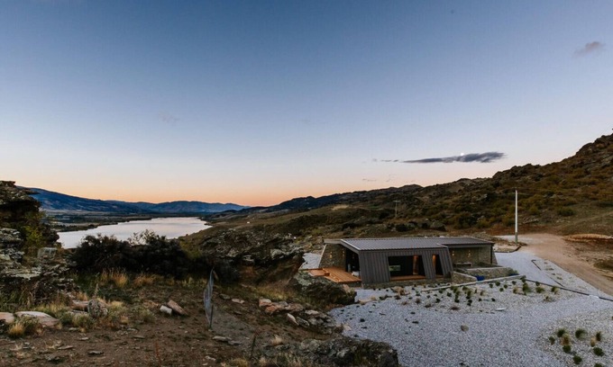 Lowburn Villa | The Boulders Retreat - Lake Views - Outdoor Bath