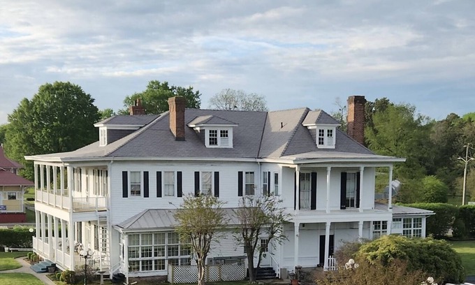 North Newport News Bed & Breakfast | The Boxwood Inn General Pershing Suite