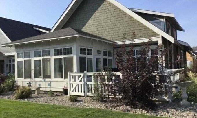 Okanagan-Similkameen Cottage | The Bread Breakers Cottage #67 w games room in garage