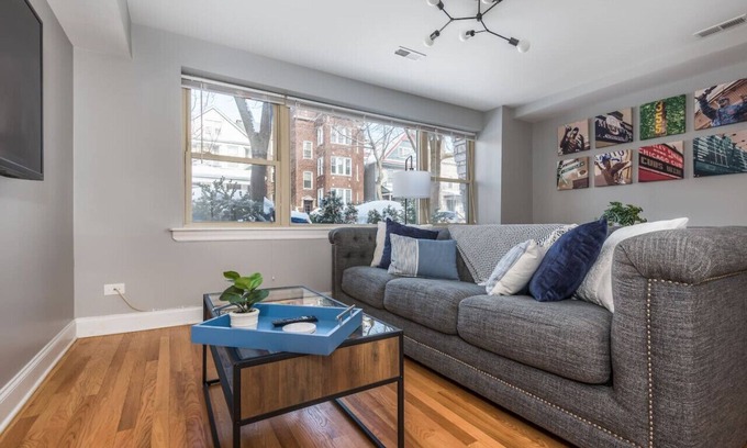 Uptown Condo | The Bright Retreat in Andersonville