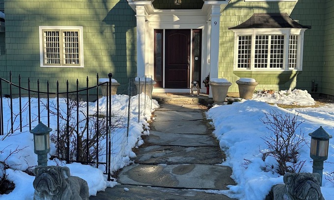 Hanover Apartment | The Bulldog House! Walking Distance to Hanover and Dartmouth! 2 bedroom, 4 beds!