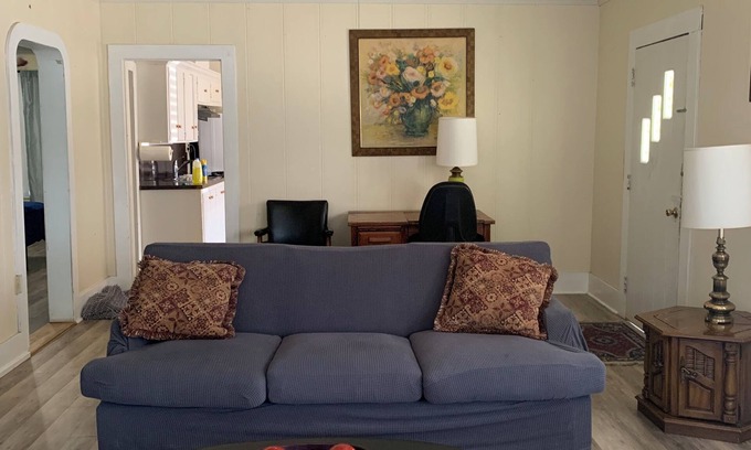 Gonzales House | The Burnside House. Charming Bungalow in the center of Gonzales