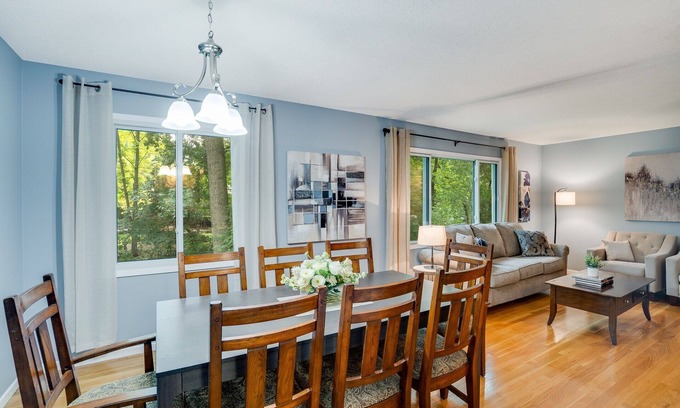 Burnsville House | The Burnsville Beauty sleeps up to 21 and is centrally located 2 The Twin Cities