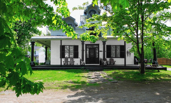 Mauricie House | The castle on the Sainte-Anne River