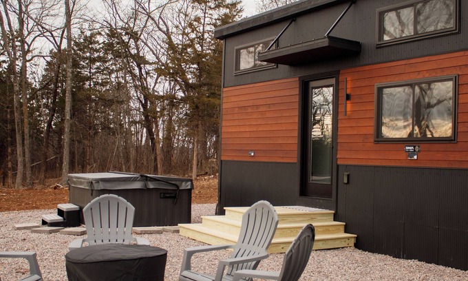 Ste Genevieve Cabin | THE CAAMP. Gorgeous 2-bedroom tiny home. Very close to the Barn/Pebble Creek