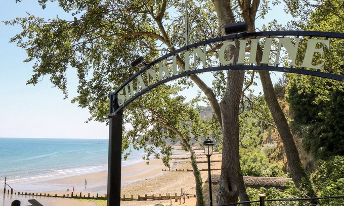 Godshill Cottage | THE CABIN, character holiday cottage in Sandford, Isle Of Wight