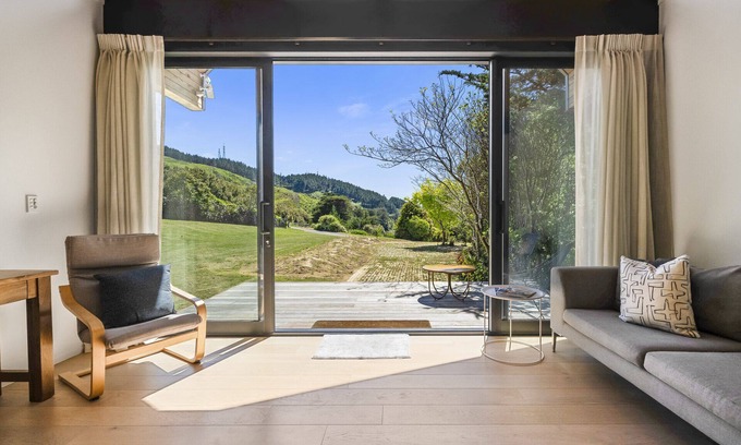 Tawa House | The Cabin - Wellington Holiday Home
