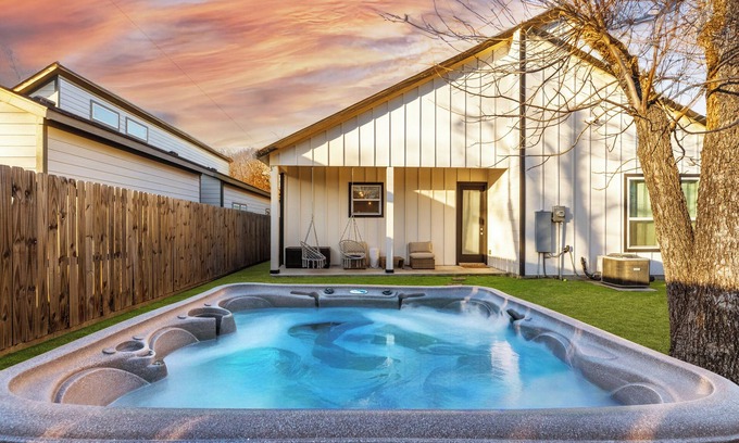 Cedar Crest House | The Cacti House - Hot Tub, Game Room, Cactus Mural, Minutes from Downtown Dallas