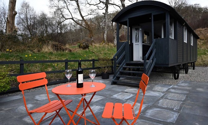 Fort William Cabin | The Carriage near Fort William