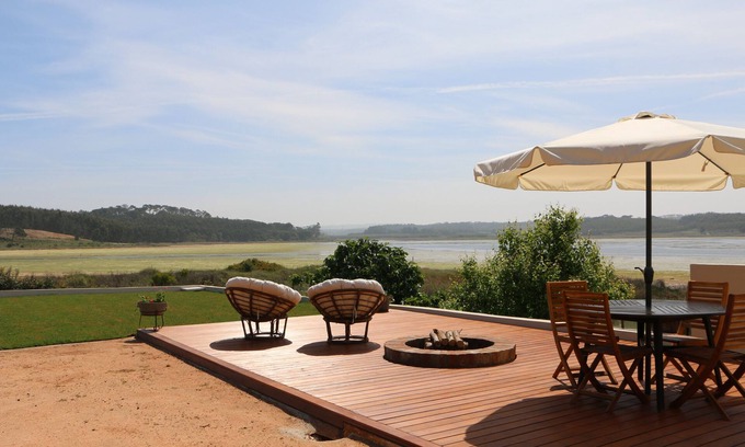 Nadadouro House | The Casinha, located in a paradisiacal place has, in the background, the Lagoon.