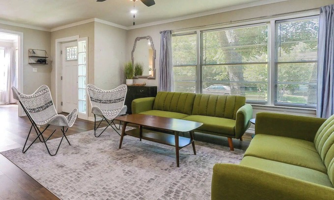 Durant House | The Casino Cottage in Durant! Hotel Amenities, 2 Kings, 4mi to Casino, Sleeps 8n