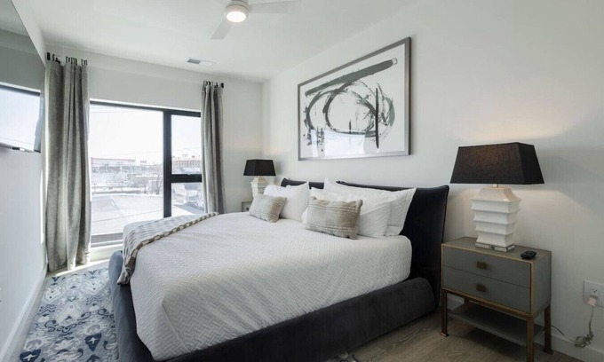 Sobro Apartment | The Catalina Wine Mixer/*Walk to Broadway!*