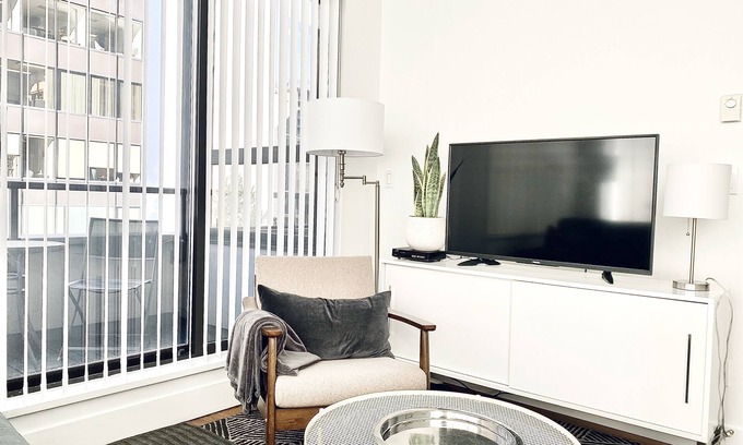 Downtown Vancouver Condo | The Charlie Suite by COMFYSUITES