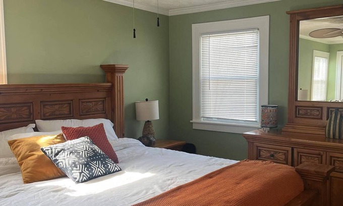 Willoughby House | The Charmer