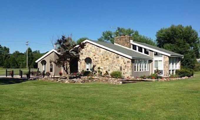 Fairfield House | The Chateau Below Located At The Bottom Of Ski Liberty Mnt & Carroll Valley Golf