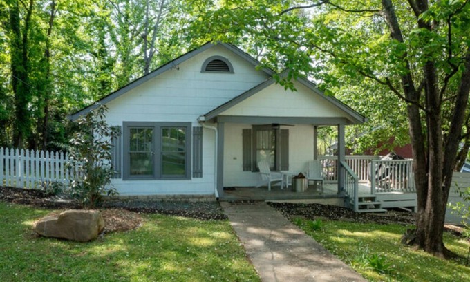 Dahlonega Cottage | The Chestnut Cottage—5 minute walk to Dahlonega Square