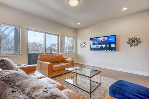 Colorado Springs House | The Chestnut Downtown Rooftop Deck w Firepit