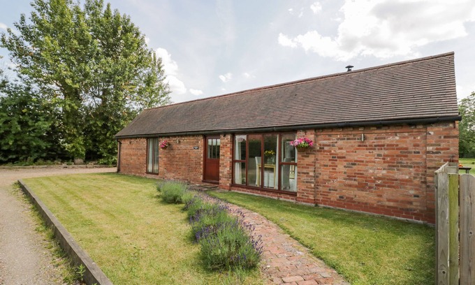 Uckington Cottage | THE CHICKEN SHED, romantic, with open fire in Barford