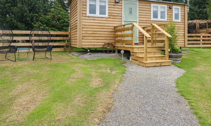 New Deer Cottage | THE CHICKENS NEST, romantic, with a garden in New Deer