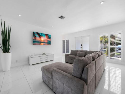 Miami Lakes House | The Chill Sunny Casa Near Beaches