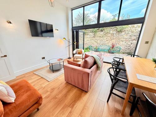 Saint Paul's Apartment | The City Nest - Sleeps 7 - Free Off Street Parking
