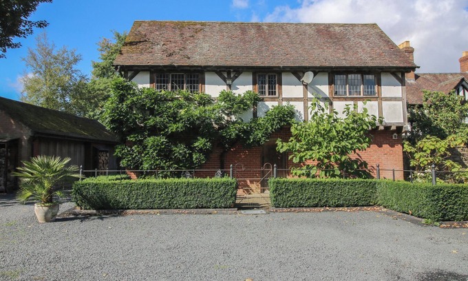 Little Stretton Cottage | THE COACH HOUSE, romantic, with a garden in Little Stretton