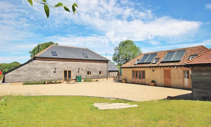 Shadoxhurst House | The Coach House - 5 Star Traditional Barn Conversion In English Countryside