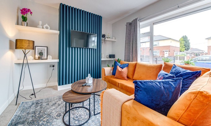 Thurnscoe House | The Colliers Rest: Modern 3 bed home from home with free parking