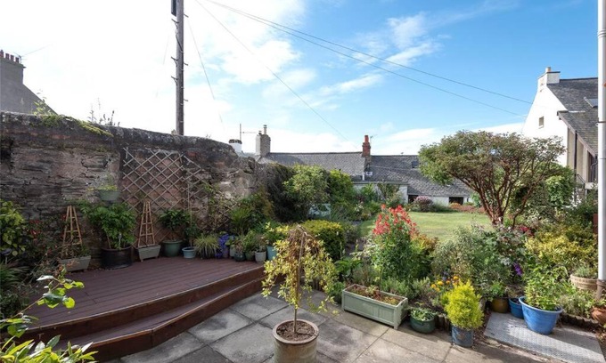 Broughty Ferry Apartment | The Colours Riverside apartment with garden