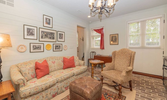 Ansonborough House | "The Cookhouse", Historic Garden District Apt.