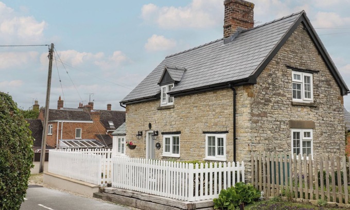 Ettington Cottage | THE COTTAGE, pet friendly, character holiday cottage in Ettington
