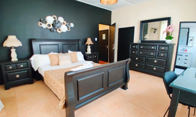 Monrovia House | The Cottage at Cachelle