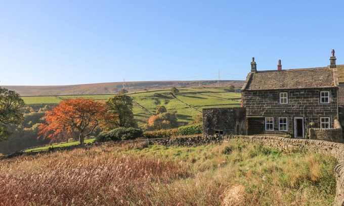 Sowerby Bridge Cottage | THE COTTAGE, BEESTON HALL, pet friendly, with hot tub in Ripponden