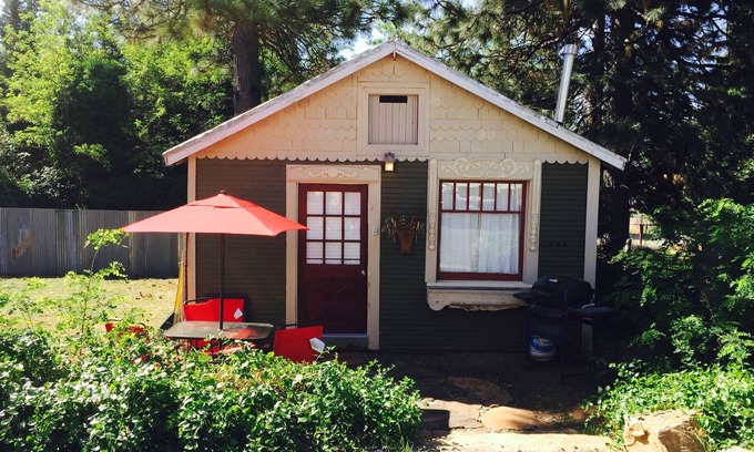 Foresthill House | The Cottage In Foresthill On Main Street, in walking distance to wedding sites