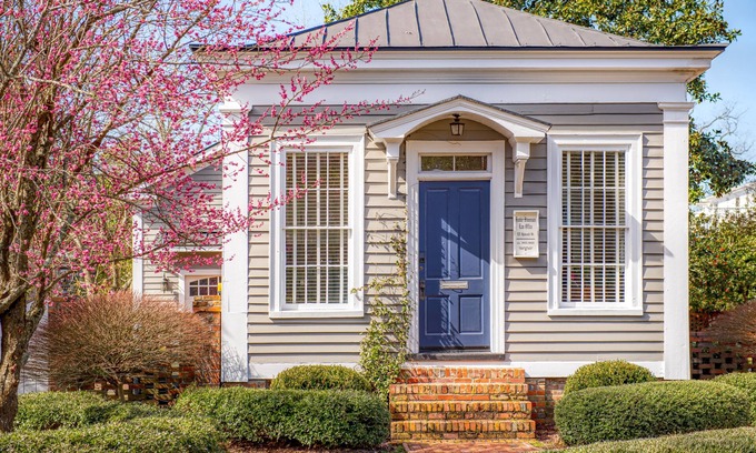 New Bern House | The Cottage on Hancock - entire historic cottage