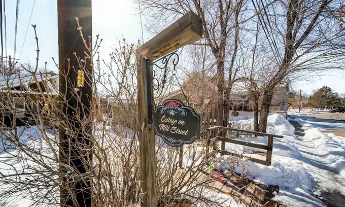 Bayfield House | The Cottage on Mill street with Hot Tub