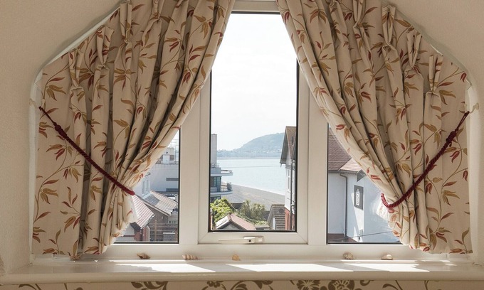 Llandudno House | The Cottage on the Beach - Sleeps 7 - Large Garden