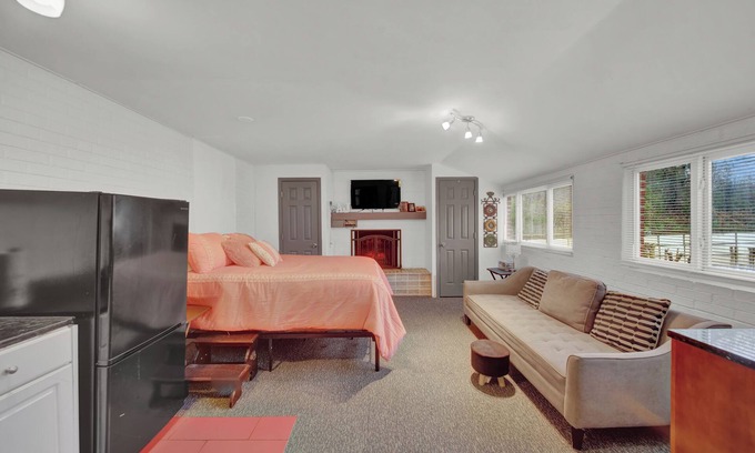 North Chesterfield Apartment | The Cottage Unit 5 Studio in lovely Richmond with WiFi, AC