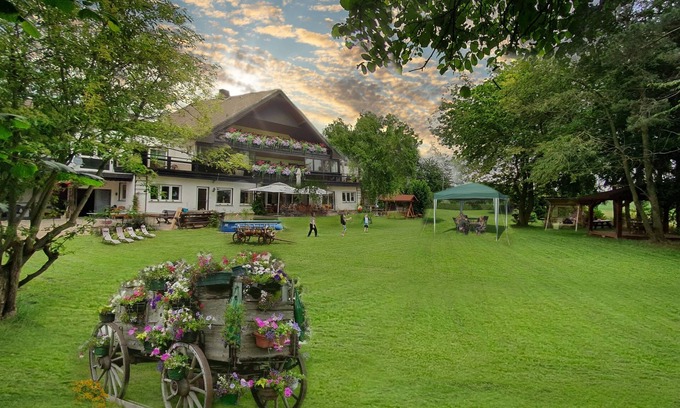 Wethen Cottage | The country house is situated in a quiet location, close to hiking and biking trails & the highway.