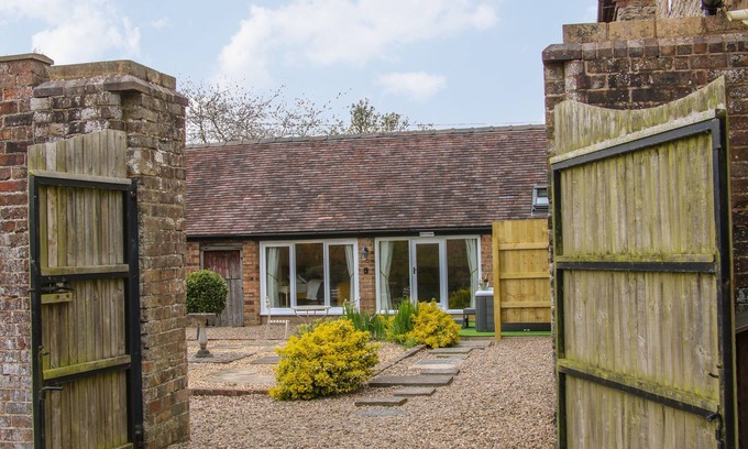 Much Wenlock Cottage | THE COURTYARD, romantic, with hot tub in Much Wenlock